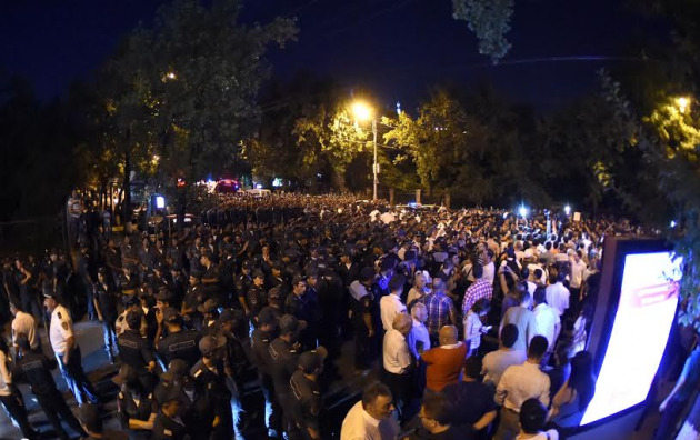 Участники акции протеста перекрыли проспект Баграмяна в Ереване — фоторяд