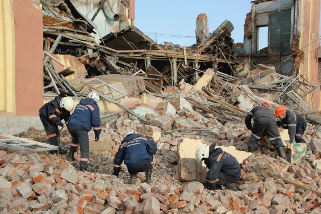 Один рабочий умер, трое в клинике из-за обрушения старого здания в Новосибирске