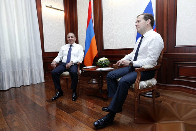 Премьер Армении Овик Абрамян с председателем правительства России Дмитрием Медведевым. © Пресс-служба правительства Армении.