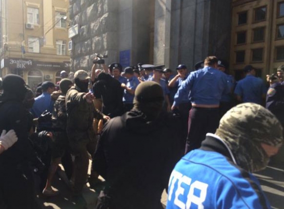 Люди в камуфляже штурмуют горсовет Харькова