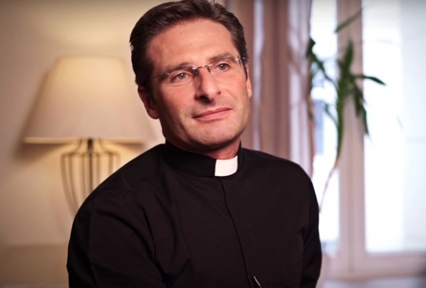 Из Ватикана уволили священника-гея