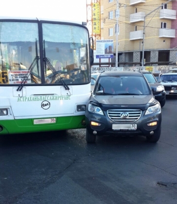 Джип врезался в пассажирский автобус в Астрахани: пятеро пострадавших