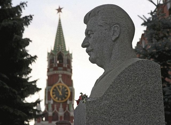 Памятник на могиле Иосифа Виссарионовича Сталина.