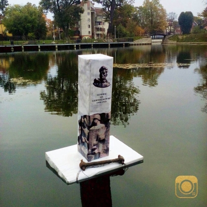 В Калининграде под окнами дипмиссии Польши проплыл памятник Черняховскому