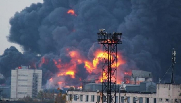 В Санкт-Петербурге продолжается тление на сгоревшем складе