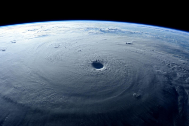 Мощный тайфун Коппу выгнал из домов более десяти тысяч филиппинцев