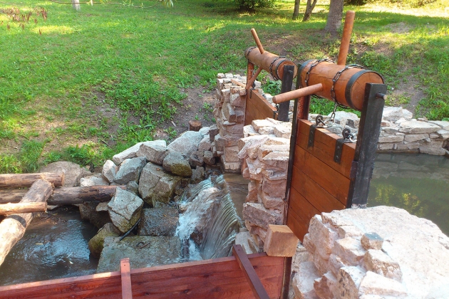 В Белокурихе открыли действующую водяную мельницу