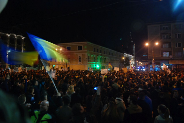 В Румынии начались многотысячные протесты с требованиями отставки премьера