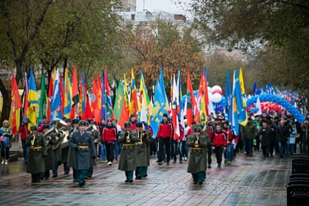 В Оренбурге праздничное шествие и митинг собрали около 4 тыс. человек