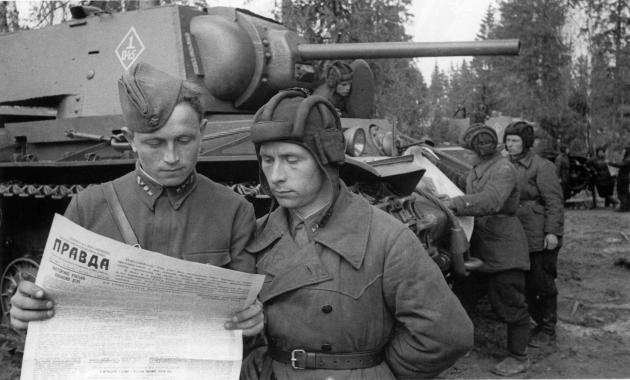 Танкисты читают газету «Правда». Май 1942