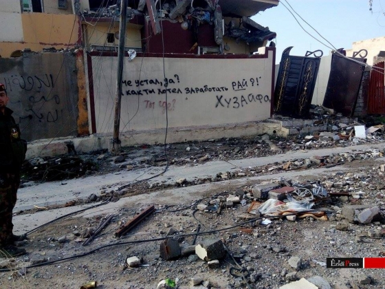 ИГИЛ пишет на руинах иракского Синджара на русском языке