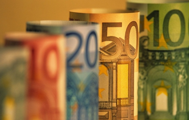 ЦБ РФ понизил официальные курсы доллара и евро к рублю