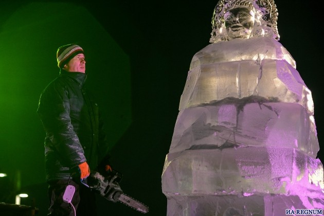 В Москве готовят новогоднее световое шоу изо льда: фоторепортаж