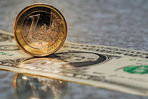 Банк России повысил курс доллара и понизил курс евро на 1 января