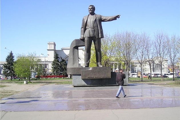 В Днепропетровске распиливают памятник революционеру Петровскому