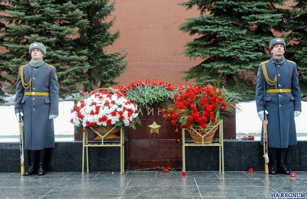 В Москве отмечают годовщину Сталинградской битвы: фоторепортаж