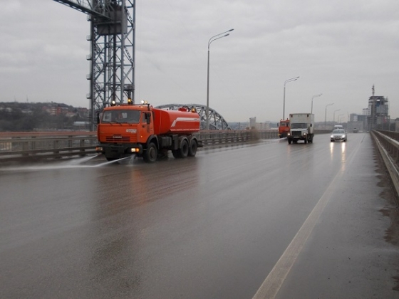 Подготовка к весне: В Ростове-на-Дону помыли мост от реагентов