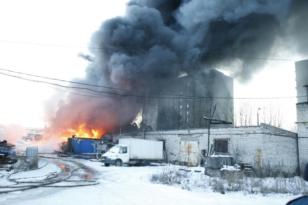 Пожар в Великом Новгороде: сгорел склад фирмы по производству упаковки