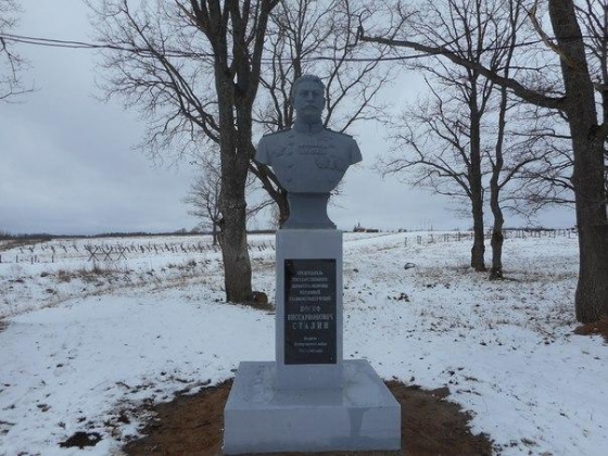 В Псковской области установили бюст Сталина