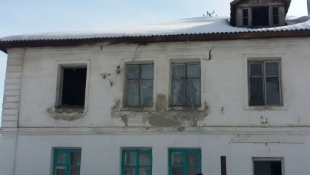 В Алтайском крае рухнувшим в квартире потолком убило ребенка