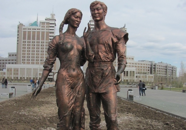 В Казахстане поборники морали надели на статую платок