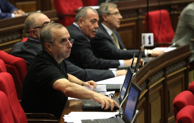 Армянских депутатов обязали не голосовать за коллег