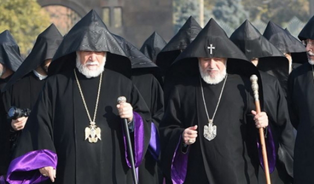 Католикосы Гарегин II и Арам собираются в Карабах