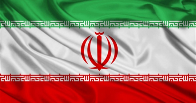 Флаг Ирана. Под флагом — щит из России