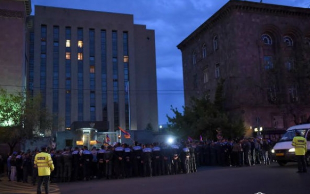 Манифестанты забросали яйцами посольство России в Армении