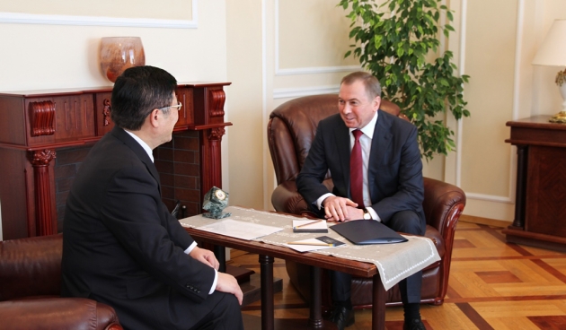 Посол Китая обсудил с главой МИД Белоруссии «стратегическое партнёрство»