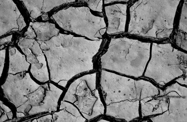Трещины на земле