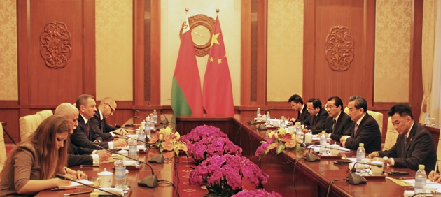 Главы МИД Китая и Белоруссии обсудили в Пекине двусторонние отношения