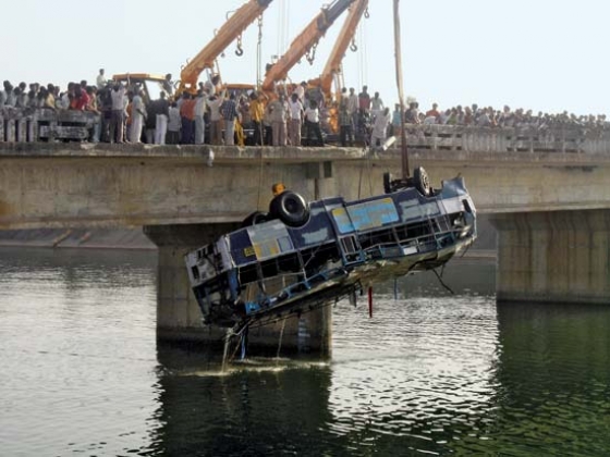 При падении автобуса с моста в Индии погибли 13 человек