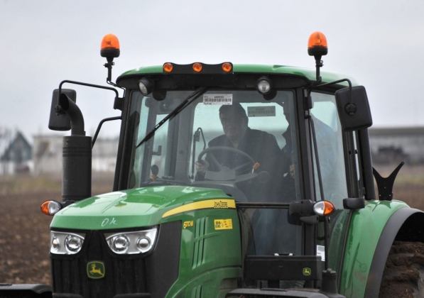 Губернатор Ярославской области поработал трактористом