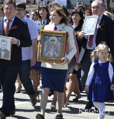 Прокурор Крыма Наталья Поклонская вышла на акцию «Бессмертный полк» с портретом царя