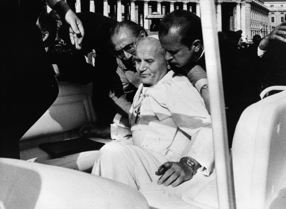 Папа римский Иоанн Павел II, раненный во время покушения. 13 мая 1981 