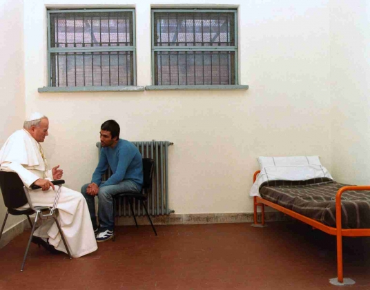Папа римский Иоанн Павел II разговаривает с покушавшимся на него Мехметом Али Агджой. 27 декабря 1983