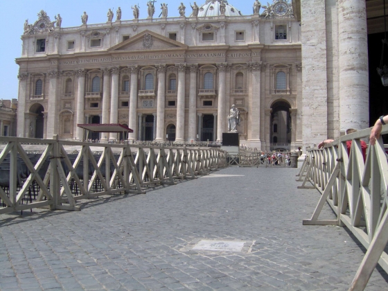 Место в котором произошло покушения на папу римского Иоанна Павла II