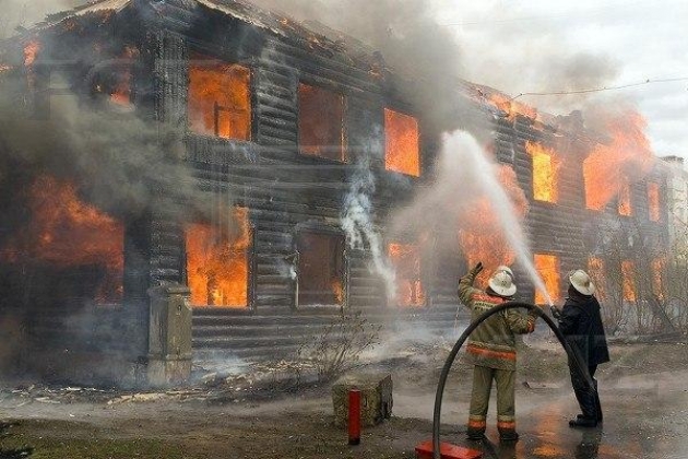 Двухэтажный жилой дом горит в Сочи