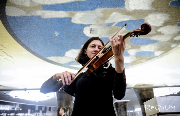 В московском метро музыканты начали давать концерты — фоторепортаж