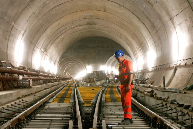 В Швейцарии открыли самый длинный и самый глубокий железнодорожный тоннель