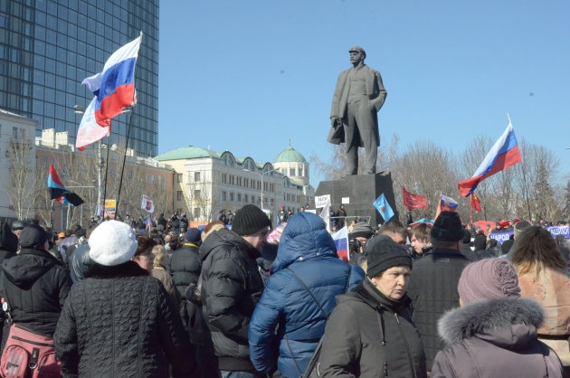 Митинг с российскими флагами в Донецке