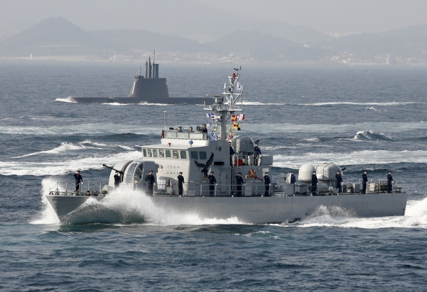 Патрульный корабль класса «Шамсури» и подводная лодка класса «Сон Вон-иль», РК