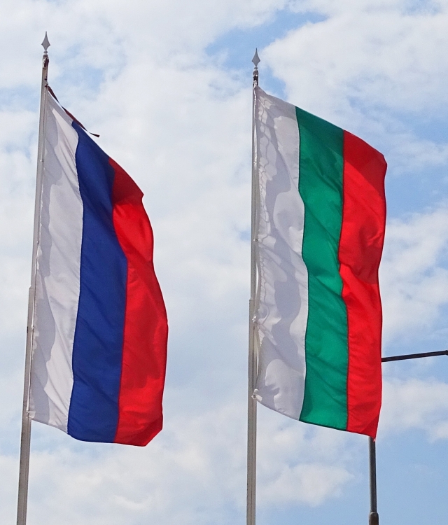 Флаги России и Болгарии