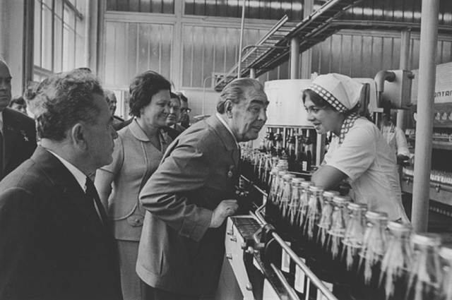 Л. И. Брежнев на предприятии «Пепси-кола». Новороссийск. 1976