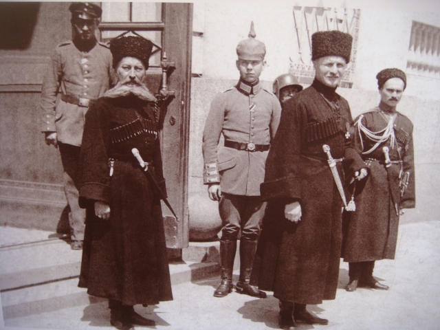 Павел Скоропадский (на переднем плане справа) и немцы