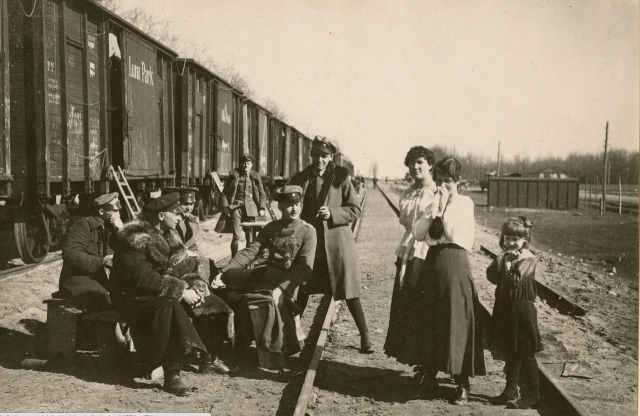 Немецкие офицеры позируют с женщинами и ребенком на сортировочной станции Киева. 1918