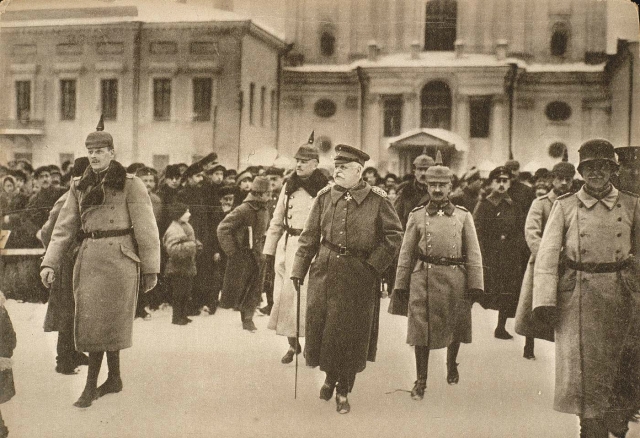 Немецкие войска в оккупированном Минске. Генерал-фельдмаршал фон Эйхгорн (слева) и генерал фон Бредов (справа) с офицерами штаба осматривают город. 1918