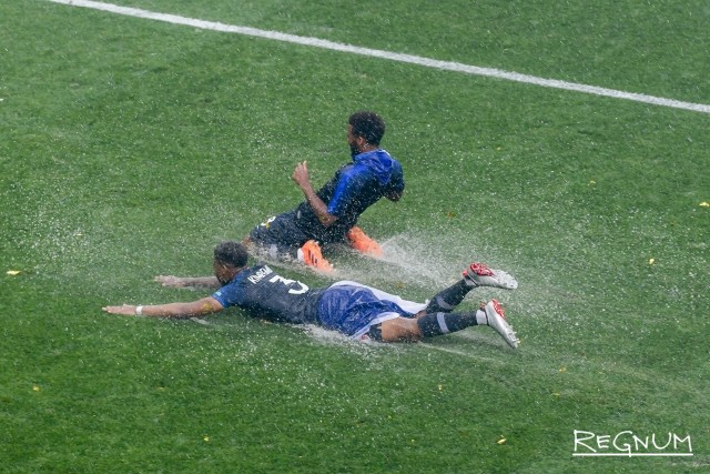 Сборная Франции празднует победу