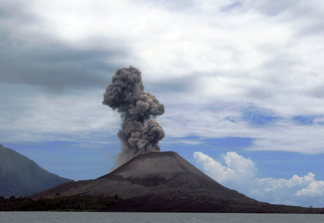 Извержение вулкана. Индонезия